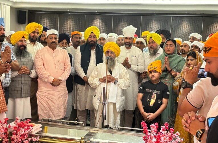 पवन टीनू हुए गुरु घर में नतमस्तक गुरुद्वारा सिंह सभा मॉडल टाऊन में टेका माथा
