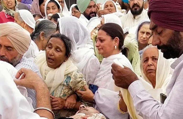 गमगीन माहौल में जलीं 3 चिताएं, अकाली नेता की पत्नी ने दी मुखाग्नि