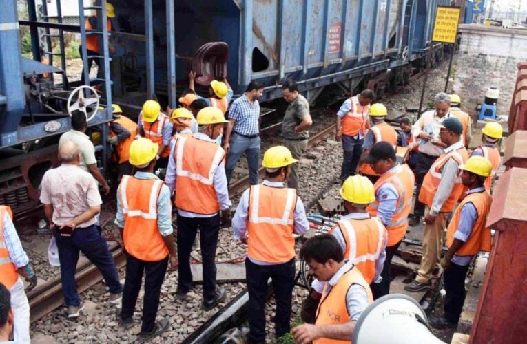 प्रयागराज में पटरी से उतरे मालगाड़ी के डिब्बे, दिल्ली-हावड़ा रूट पर रेल ट्रैफिक प्रभावित