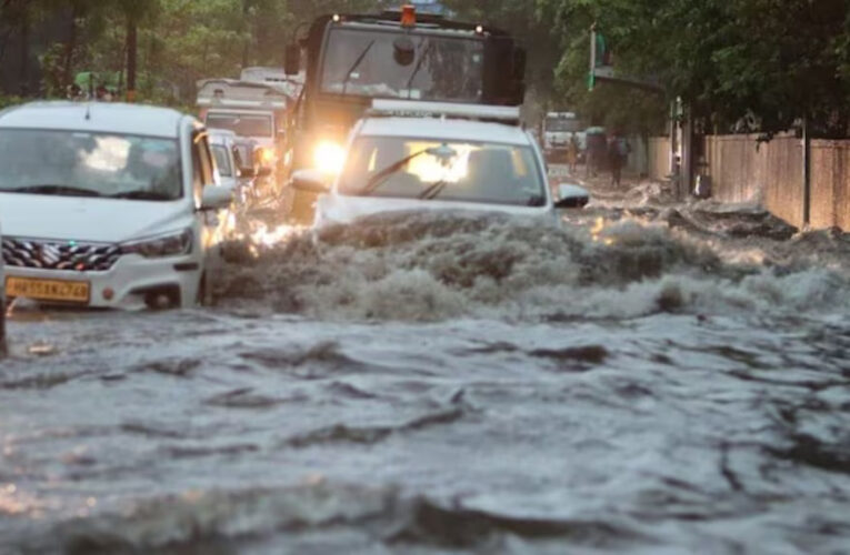 दिल्ली में बारिश बनी जानलेवा, दो मासूम डूबे, 1 बुजुर्ग की मौत